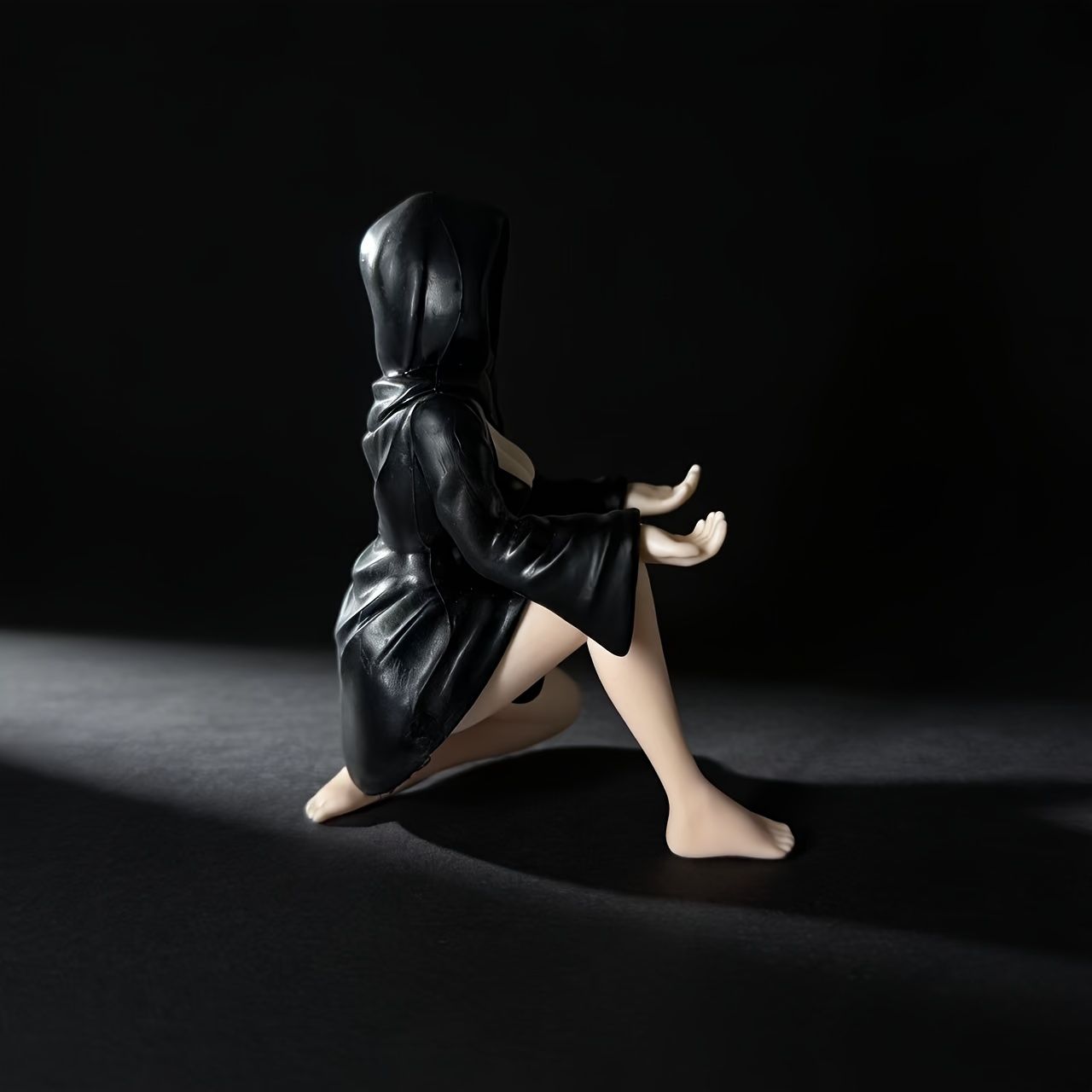 Patung Ratu Jubah Hitam Mister - Home Decor Quirky ulasan dan harga